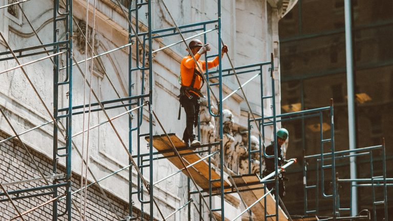 Bâche d&rsquo;échafaudage : fixation, tenue au vent et réglementation