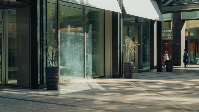 Films solaires de vitrine : la demande explose avec les canicules