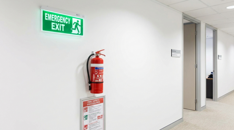 Signalétique sécurité incendie en entreprise : obligations légales