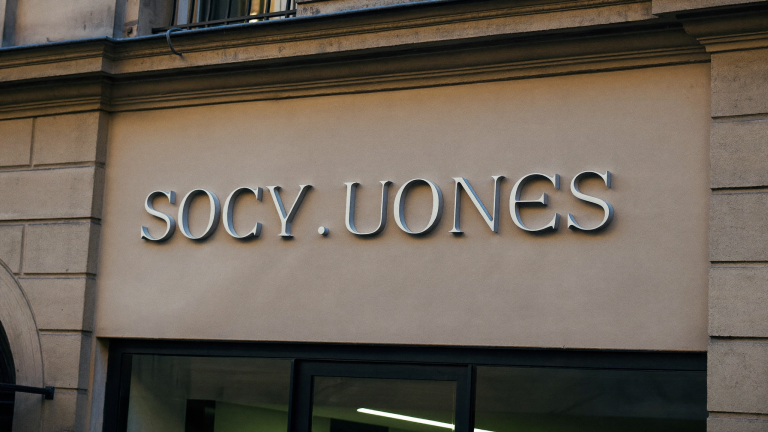 Enseigne de commerce non lumineuse : quel procédé de fabrication choisir — lettres découpées, panneau, lettrage
