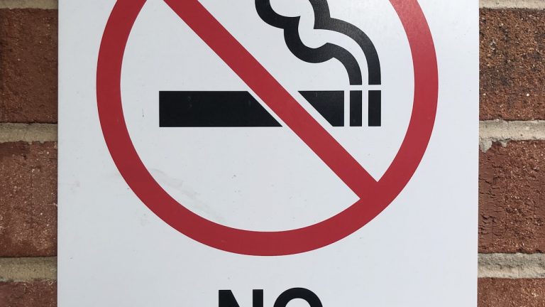 Nouvelle signalétique des espaces sans tabac : ce que les établissements doivent afficher depuis 2025
