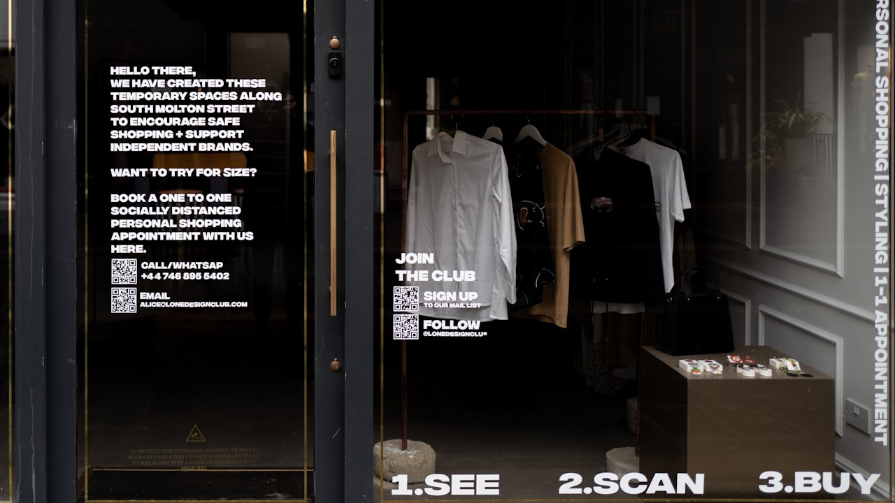 Adhesif one way vision micro-perfore : habiller vitres et vehicules sans bloquer la lumiere