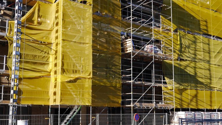 Bâche de mise en valeur d&rsquo;échafaudage : la façade en trompe-l&rsquo;oeil qui masque un chantier