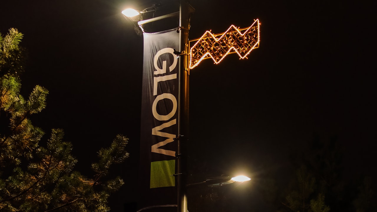 Totem lumineux double face pour l&rsquo;extérieur : le repère vertical visible jour et nuit