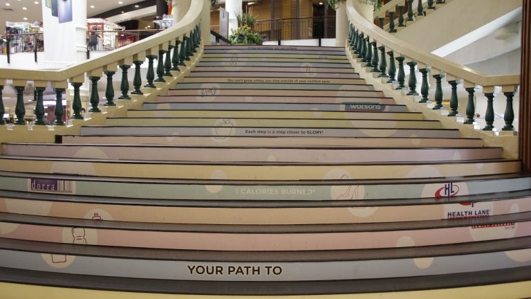 Adhésif de contremarche d&rsquo;escalier personnalisé : habiller les marches d&rsquo;un commerce