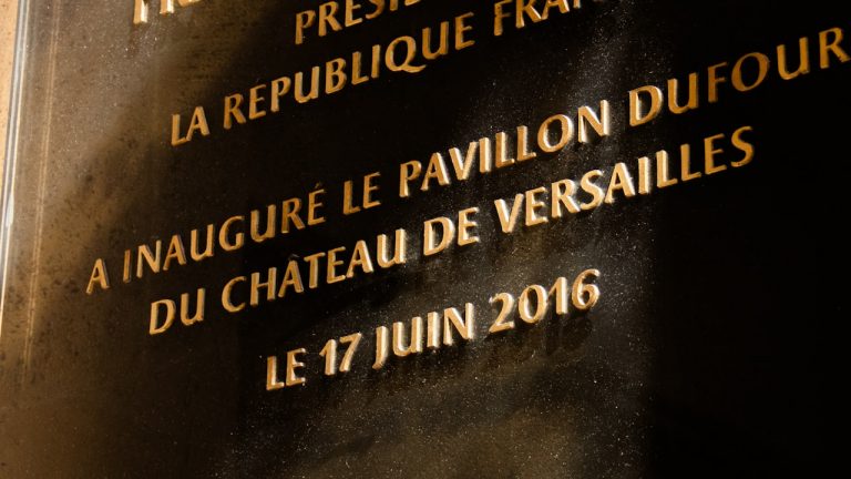 Plaque inaugurale gravée pour bâtiment et équipement public : le repère qui officialise un lieu
