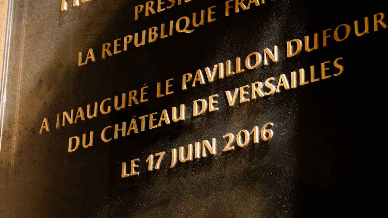 Plaque inaugurale gravée pour bâtiment et équipement public : le repère qui officialise un lieu