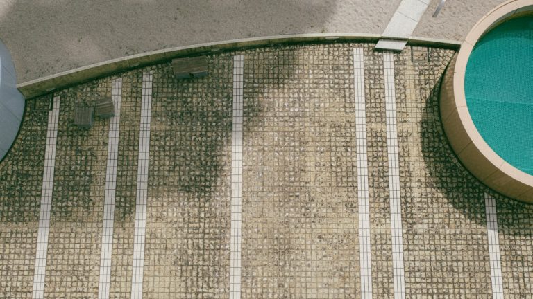 Adhésifs de sol antidérapants pour l&rsquo;été : terrasses, abords de piscine et ERP