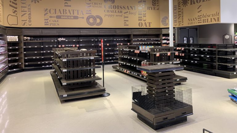 Adhésif de sol en magasin : file d&rsquo;attente, sens de circulation, ce qui survit vraiment au passage et au lavage