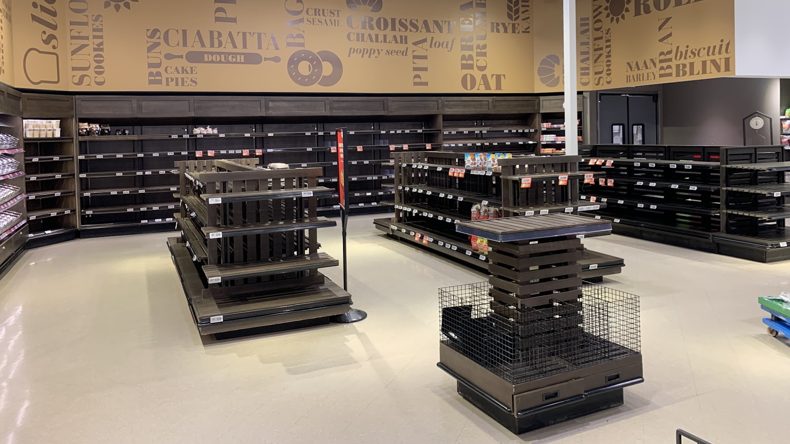 Adhésif de sol en magasin : file d&rsquo;attente, sens de circulation, ce qui survit vraiment au passage et au lavage