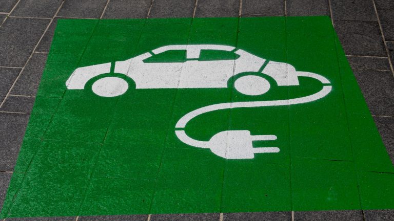 Bornes de recharge en entreprise : marquage au sol et signalétique