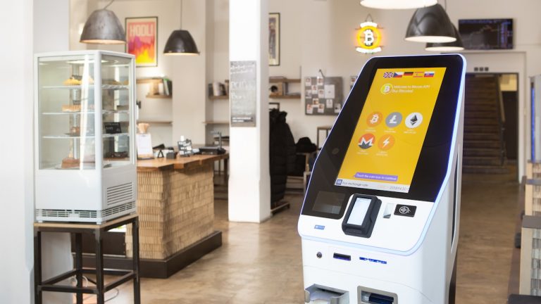 Borne tactile d’accueil interactive : le point d’information qui oriente visiteurs et clients