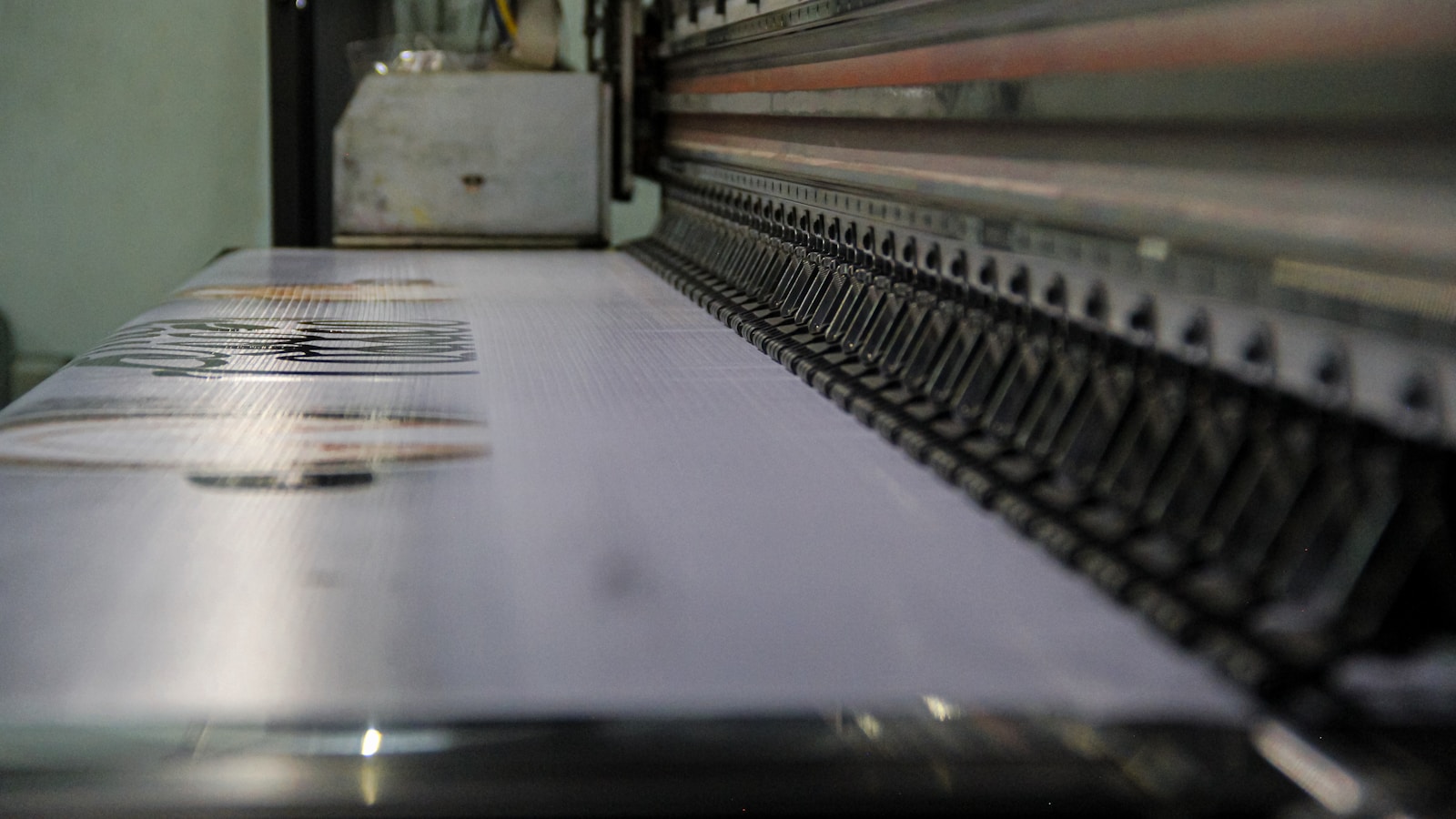 Étiquettes d'indice de durabilité imprimées posées en rayon près des prix