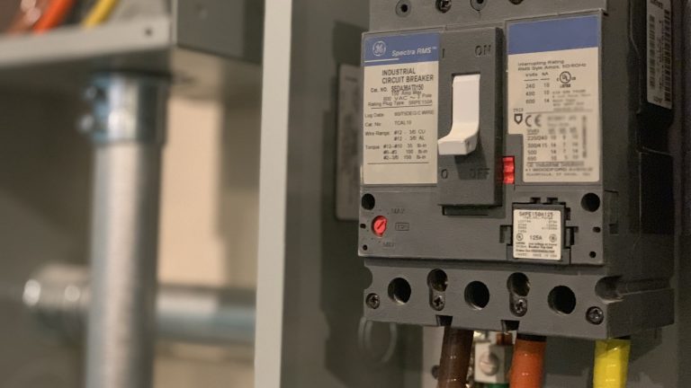 Repérage d&rsquo;armoire électrique et de tableau industriel : ce qui reste lisible dix ans plus tard