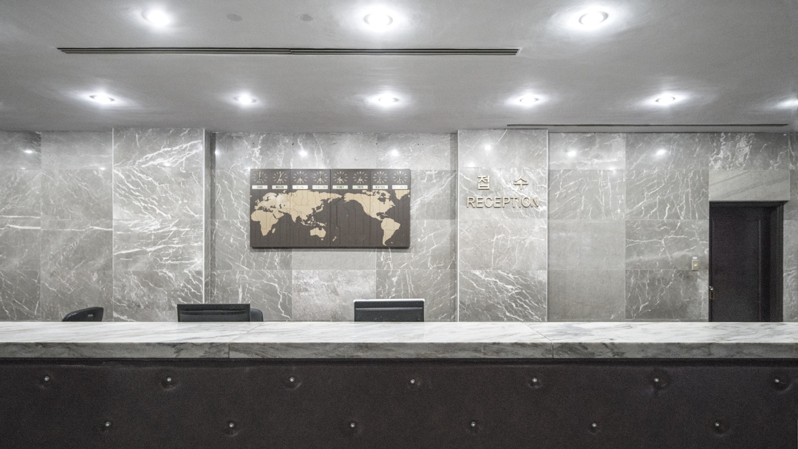 Signalétique d&rsquo;un immeuble de bureaux : annuaire de hall, plaques d&rsquo;étage et locataires qui changent tous les deux ans