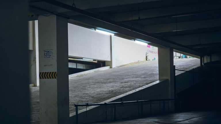 Signalétique de parking privé et de copropriété : ce qu&rsquo;un panneau peut imposer, et ce qu&rsquo;il ne fera jamais