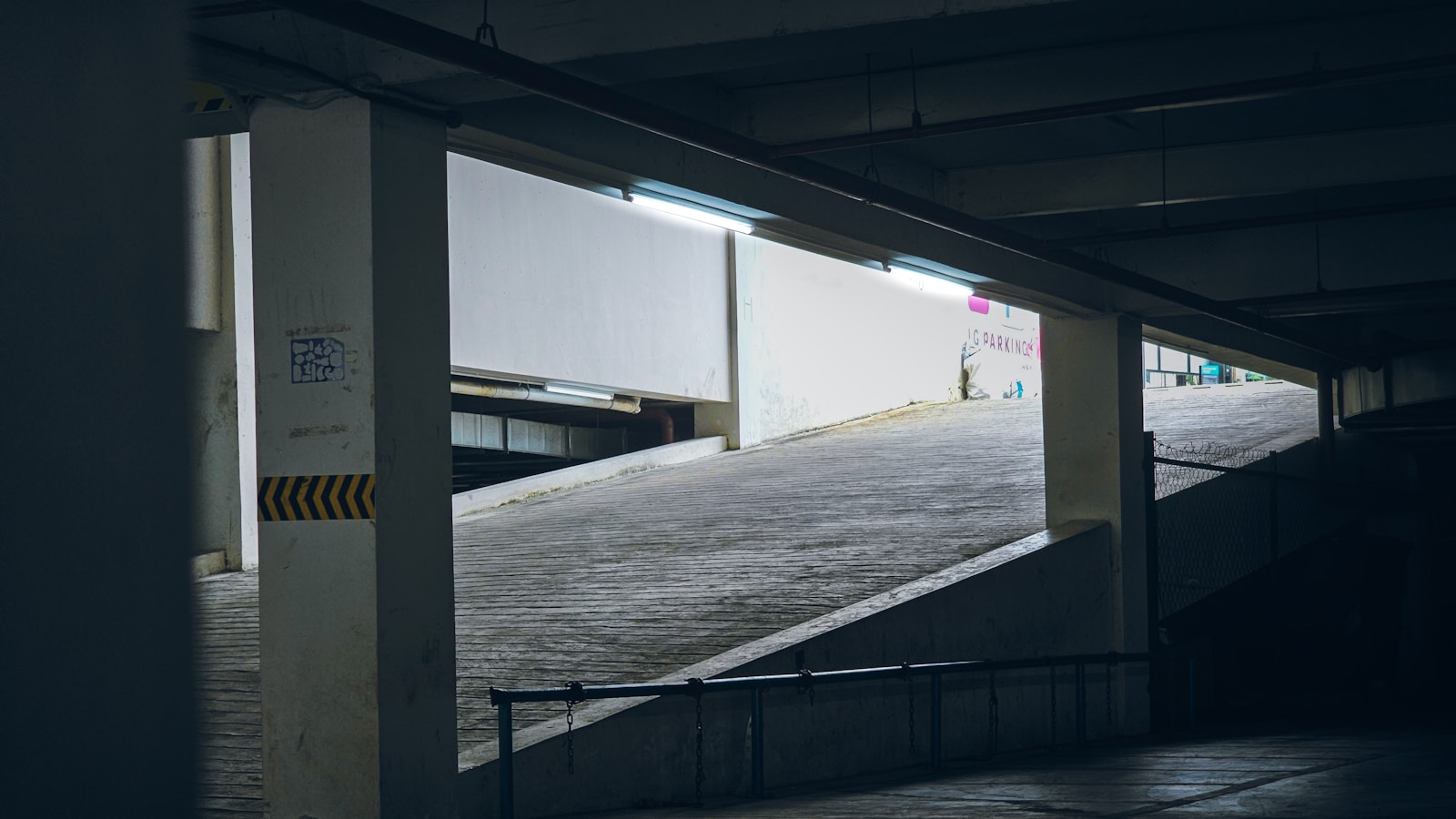 Signalétique de parking privé et de copropriété : ce qu&rsquo;un panneau peut imposer, et ce qu&rsquo;il ne fera jamais