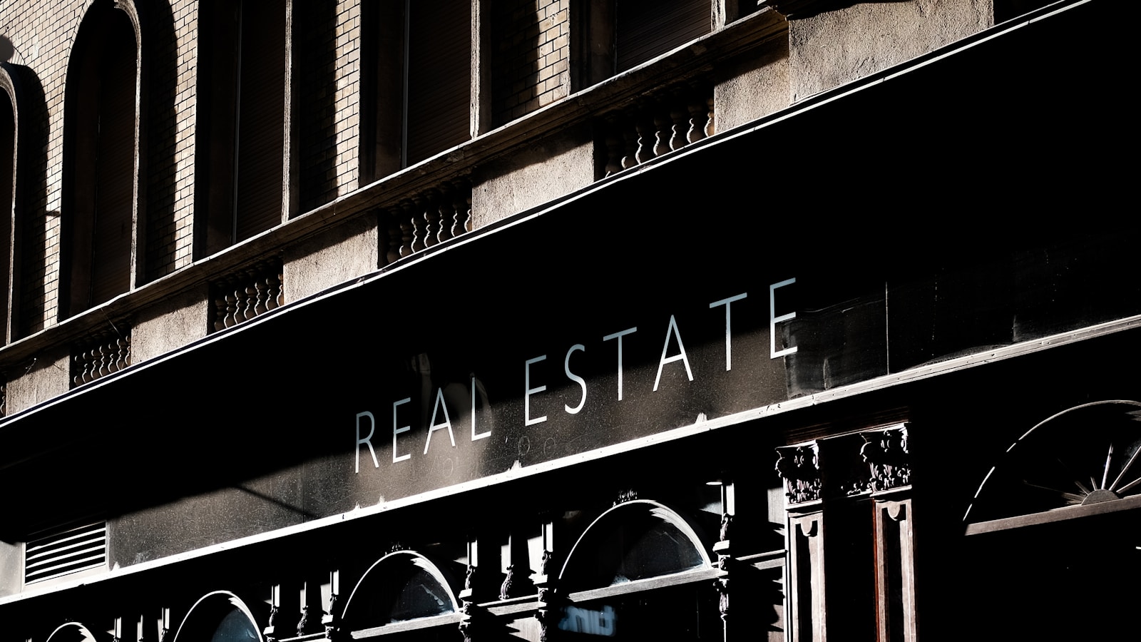 Vitrine d&rsquo;agence immobilière : porte-affiches LED, formats et lisibilité réelle depuis le trottoir