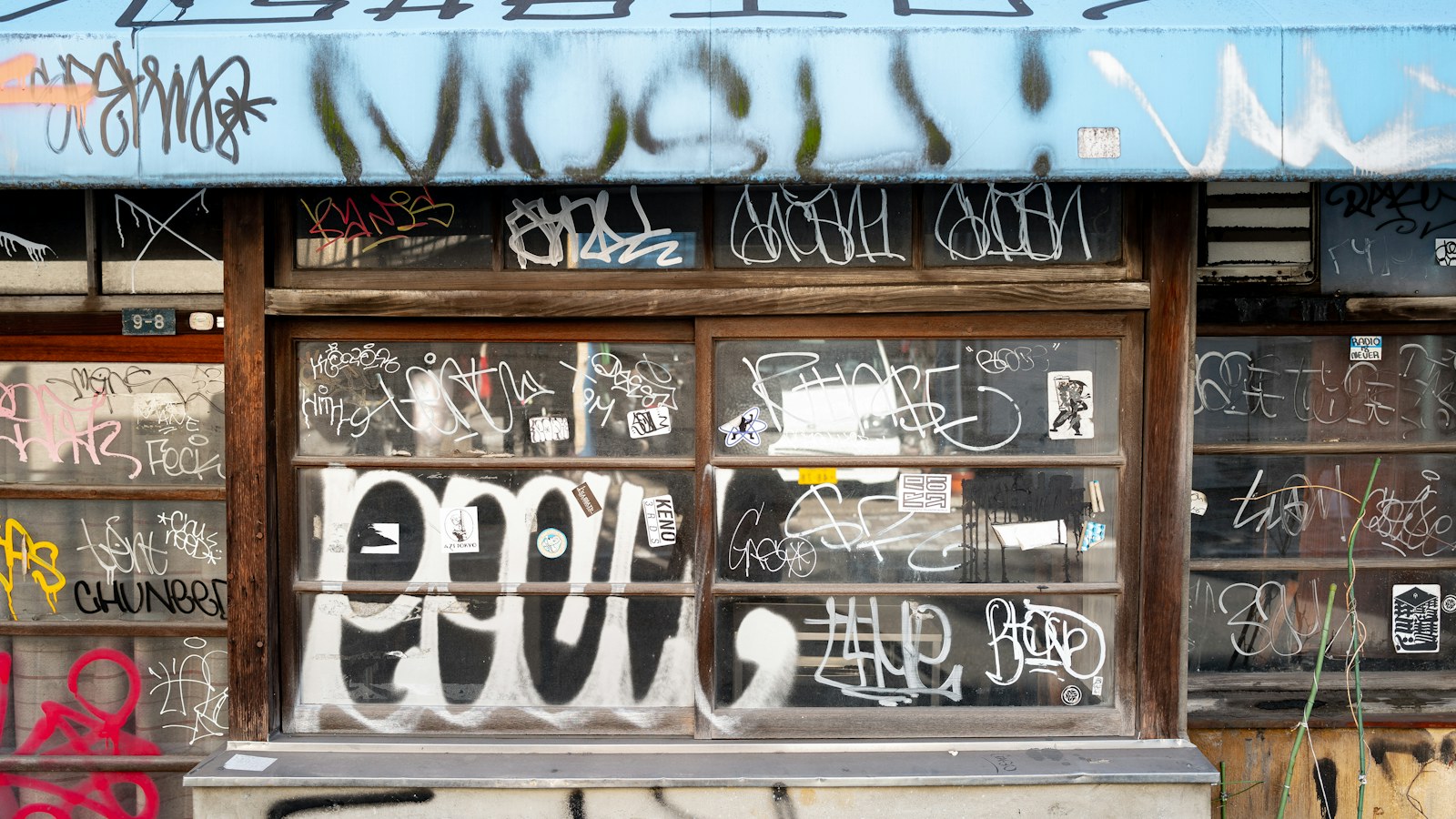 Film transparent anti-dégradation pour vitrines et vitrages publics : la protection invisible contre les tags, les rayures et les attaques à l&rsquo;acide
