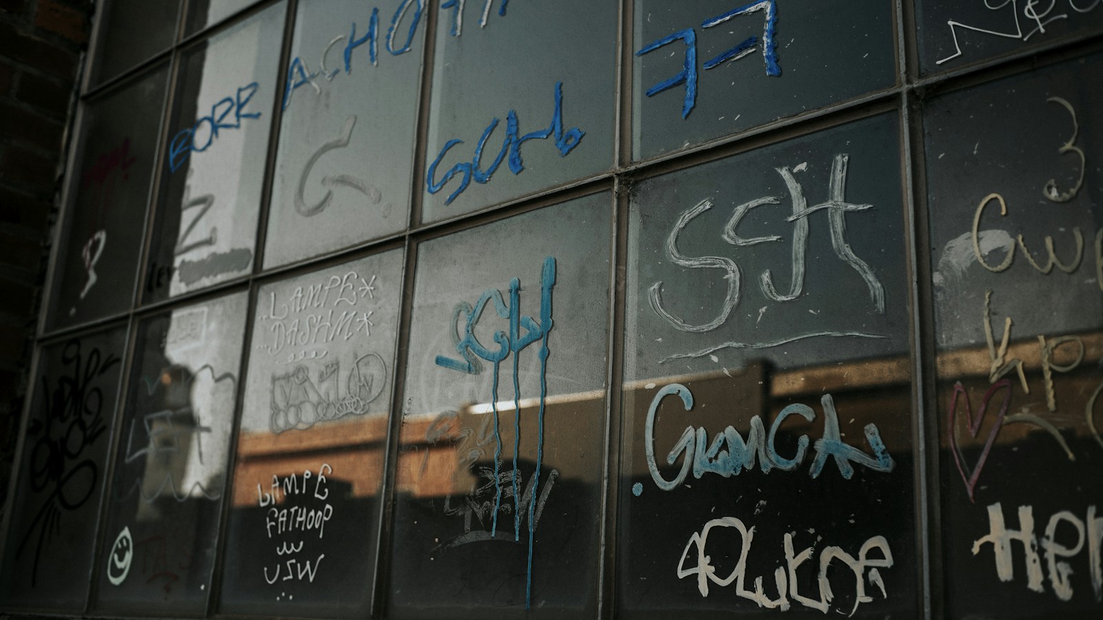 Vitrage public tagué au marqueur et rayé, façade vitrée en ville