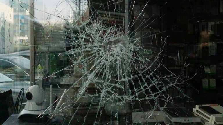 Protéger sa vitrine pendant une manifestation : l&rsquo;habillage temporaire en dibond, posé la veille et déposé le lendemain